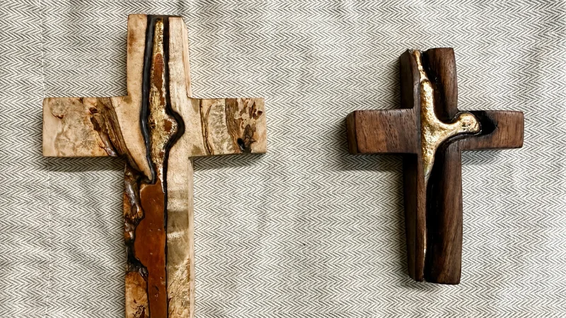 Handgearbeitete Kreuze aus Holzresten liebevoll von einem Nicht-Christen verarbeitet